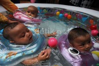 Usai dipijat bayi lucu ini kemudian berenang.