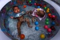 Dengan berenang bayi diharapkan dapat melatih saraf motorik.