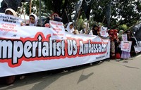 Dalam aksi tersebut, HTI meminta pemprov selaku pihak yang mengeluarkan IMB agar tidak memberikan izin.