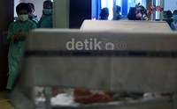 Menkes dan Menkokesra memasuki ruang ICU.