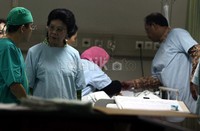 Menkes berbincang dengan salah satu dokter.