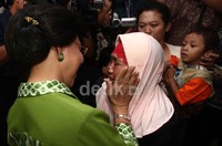 Menkes mendengarkan keluhan pasien.