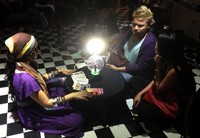 Meski bergenre horor, namun dalam serial Hantu Penasaran, Sam Brodie tetap harus berakting lucu.