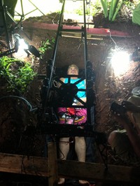 Sam Brodie dag dig dug saat pengambilan gambatr pura-pura dikubur dalam Hantu Penasaran.