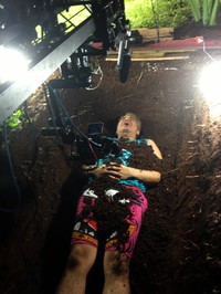 Wajah Sam yang cemas saat berakting dikubur hidup-hidup.