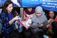 Venna tampak membawakan bingkisan untuk anak-anak jalanan tersebut. Ayya/detikFoto.