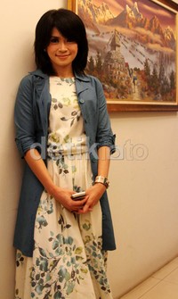 Senyuman penuh makna Yulia Rachman.