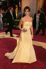 Keanggunan Penelope Cruz di Red Carpet Oscar