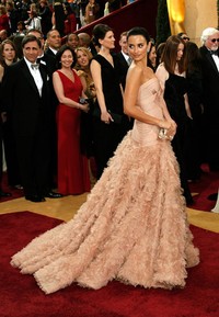 Di Oscar 2007, aktris berusia 38 tahun itu mencuri perhatian dengan gaun pink Atelier Versace. Vince Bucci/Getty Images.