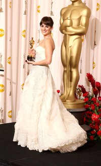 Penelope Cruz sepertinya menjadi aktris paling anggun di Oscar 2009 dengan balutan gaun putih Pierre Balmain Haute Couture. Jason Merritt/Getty Images.