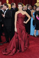 Keanggunan Penelope Cruz di Red Carpet Oscar