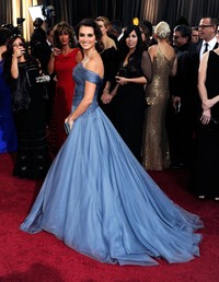Stunning! Penelope Cruz tampak sangat cantik dan menawan dalam balutan gaun biru Armani Prive saat menghadiri acara 84th Annual Academy Awards. Ethan Miller/Getty Images.