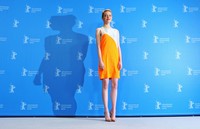 Emma Stone tampil fresh dibalut dress oranyenya. Pascal Le Segretain/Getty Images.