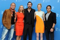 Emma berpose dengan Uwe Ochsenknecht, Janin Reinhardt, Nicolas Cage, dan Kostja Ullmann. Pascal Le Segretain/Getty Images.