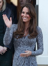 Kate Middleton menebarkan senyuman manisnya saat tiba di Hope House, pusat perawatan atau rehabilitasi pecandu obat-obatan dan alkohol untuk perempuan. Danny Martindale/Getty Images.
