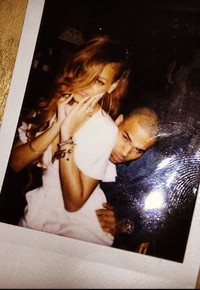 Rihanna tampak bermesraan dengan Chris Brown di hari ulang tahunnya itu. (Instagram)