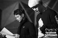 Minho tampaknya sedang menghafalkan lirik lagu. (SME)