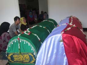 Meninggal dalam Kecelakaan, Brigadir Amri & Istri Dikubur Satu Liang