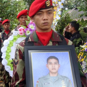 Saudara Kembar Pingsan Saat Pratu Wahyu Prabowo Dimakamkan