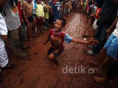 Ritual Mandi Lumpur Pasca Pulang Sekolah