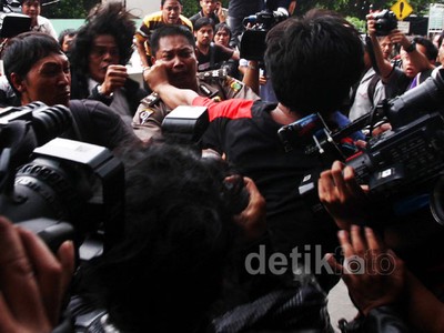Kericuhan Warnai Jumpa Pers Anas Urbaningrum