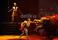 Hanoman beraksi melawan naga.