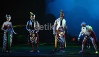 Pentas tersebut diramaikan oleh sederetan aktor-aktor Broadway Boys, vokalis asal Spanyol- Laura Vall, serta penyanyi dan komposer Amerikan-Max Morgan.