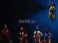 Pagelaran ini disutradai oleh Mirwan Suwarso. Sebelumnya, Mirwan telah sukses menggelar Jabang Tetuko, Gatot Kaca Kembar dan Arjuna Wiwaha, yang sama-sama berformat pertunjukan drama sinema.