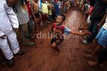 Ritual Mandi Lumpur Pasca Pulang Sekolah