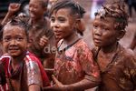 Ritual Mandi Lumpur Pasca Pulang Sekolah