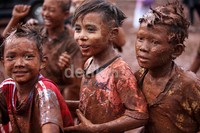 Seluruh badan dan pakaian sudah pasti kotor.