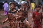Ritual Mandi Lumpur Pasca Pulang Sekolah