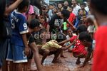 Ritual Mandi Lumpur Pasca Pulang Sekolah