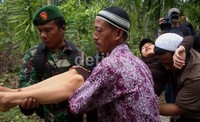 Isak tangis keluarga kembali pecah saat liang lahat di taburi bunga dan di timbun tanah, bahkan saudara kembar Pratu Wahyu, Wahyu Pratiwi sempat pingsan. Arbi Anugrah/detikcom.