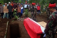 Jenazah Pratu Wahyu siap dimakamkan. Arbi Anugrah/detikcom.