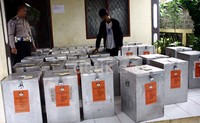 Petugas kepolisian dari Polsek Sawangan melakukan pengawasan sekaligus penjagaan terhadap kotak suara yang akan ditribusikan. Ramses/detikFoto.