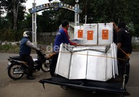 Petugas kepolisian dari Polsek Sawangan mengawal kota suara yang akan ditribuskan ke TPS-TPS di keluarahan Pengasinan. Ramses/detikFoto.