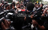 Wartawan yang sedang melakukan peliputan awalnya terlibat aksi saling dorong dengan puluhan pengawal anas urbaningrum, aksi saling dorong ini akhirnya semakin memanas ketika para pengawal tersebut berupaya mencegah dan melarang wartawan yang ingin mengambil gambar.