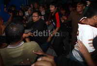 Beberapa wartawan televisi terkena pukulan pengawal Anas.
