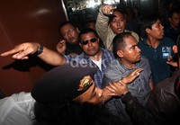 Mereka berusaha menghalangi wartawan yang ingin mengambil gambar seusai Anas jumpa pers.