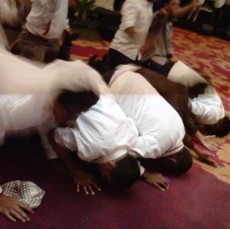 Yakin Menang, Pendukung Aher-Demiz Sujud Syukur