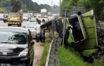 As Roda Patah Truk Terjungkal