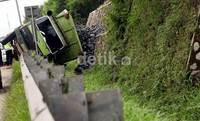 Petugas dari Jasa Marga mengevakuasi truk naas.