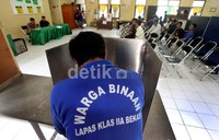 Sejak pukul 08.00 WIB pagi mereka rela antri dengan tertib saat melakukan pencoblosan.