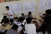     Kesibukan terlihat di Komisi Pemilihan Umum Daerah usai pencoblosan.