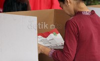 Pemilih datang ke Tempat Pemungutan Suara (TPS)  masing-masing dengan membawa kartu pemilih yang telah disebar sebelumnya.