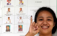Warga memperlihatkan jarinya yang telah dicelupkan oleh cairan tinta, usai pencoblosan Pilgub Jabar 2013.