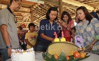     Memotong kue saat merayakan ulang tahun ke 41 untuk dibagikan kepada tamu undangan yang hadir di Wildlife Rescue Center (WRC) Yogyakarta