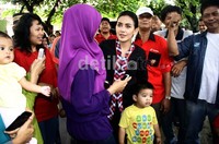     Rieke sebelum mengunakan hak suaranya sempat berbincang dengan warga. Ramses/detikfoto     