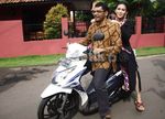 Diantar Naik Motor Rieke Nyoblos